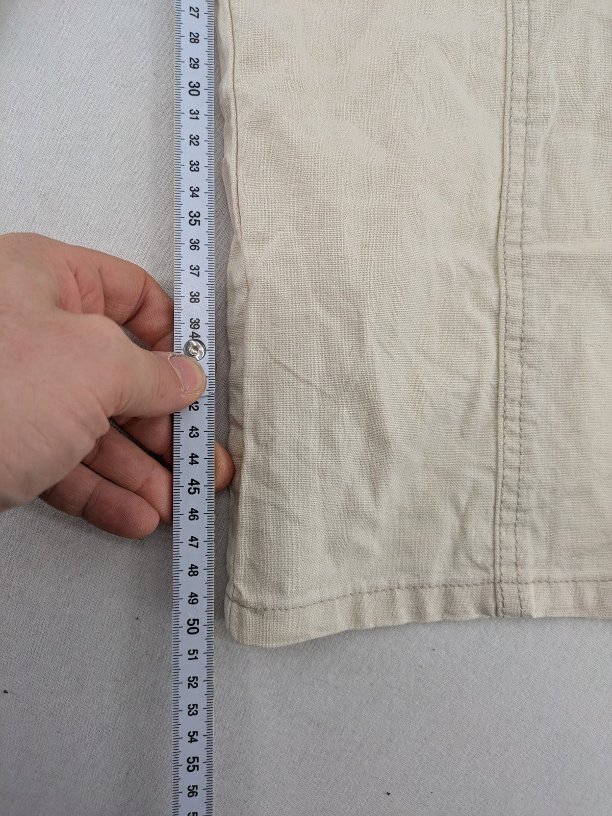 Marco Pecci beige capri pants with prominent seam details and practical pockets.