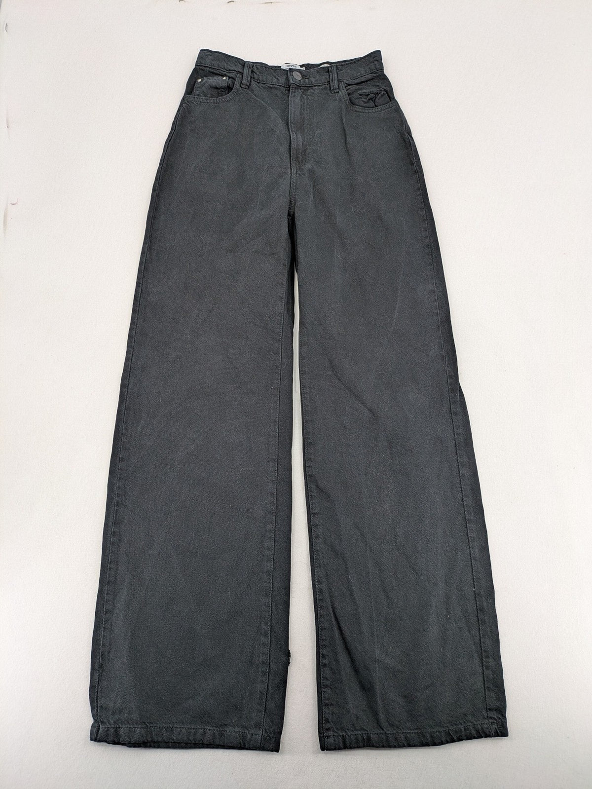Bershka grey wide leg jeans high waist with classic 5-pocket design and button closure.