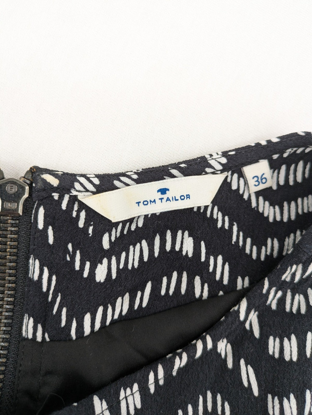 Tom Tailor black and white patterned dress with short sleeves and zigzag design.
