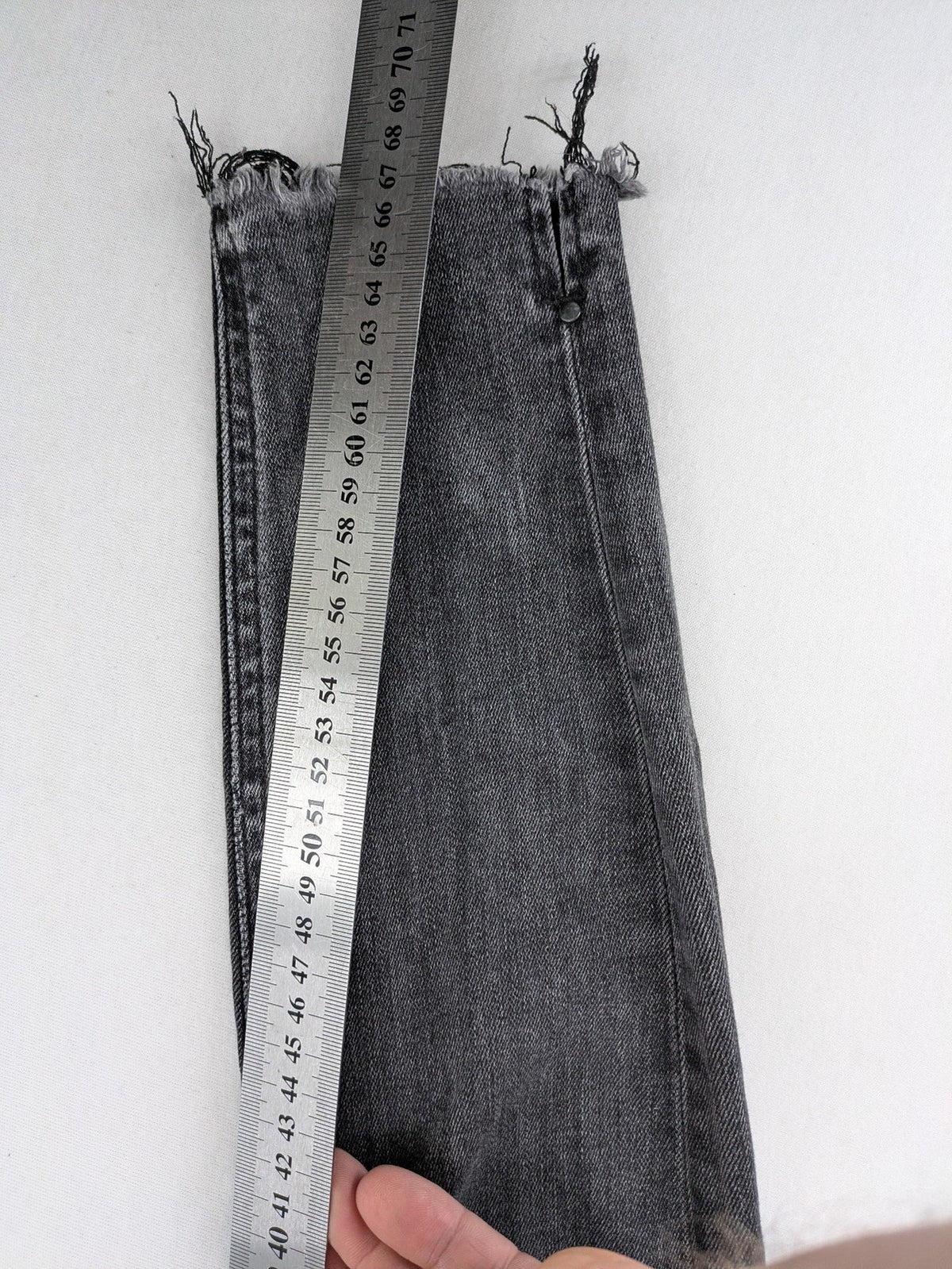 Stradivarius grey skinny jeans with distressed finish and ankle zippers, five-pocket style.