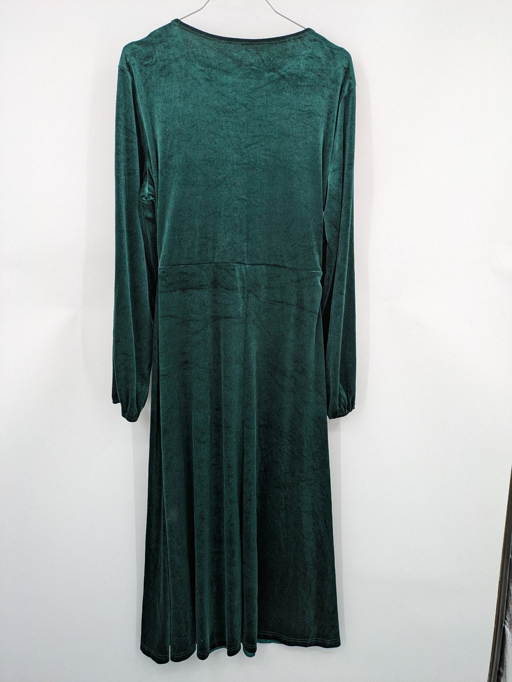 Elegant green velvet midi dress with long sleeves and round neckline, size XXL.