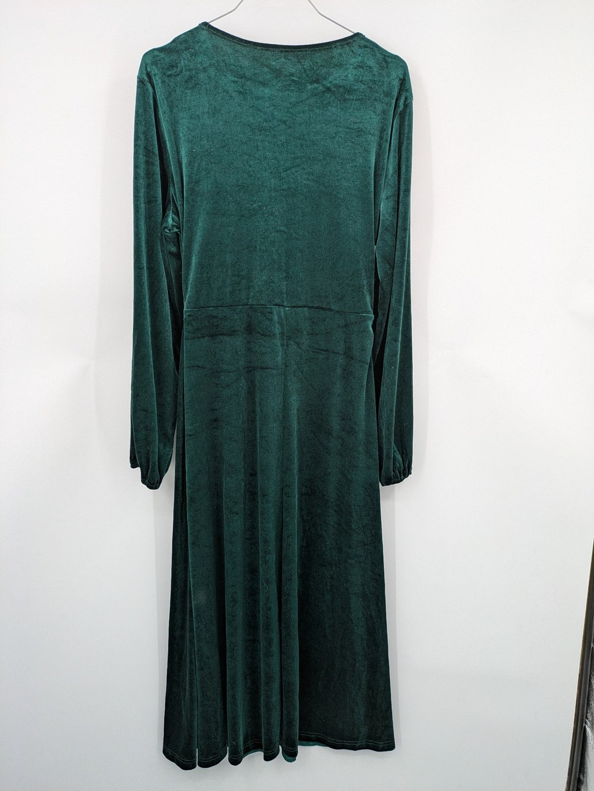 Elegant green velvet midi dress with long sleeves and round neckline, size XXL.