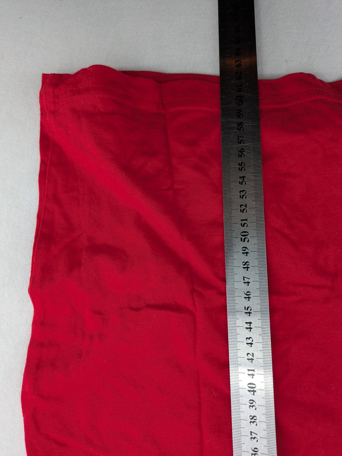 ck red t-shirt with white collar, "Aufregend.gut" print, classic ring style, cotton.