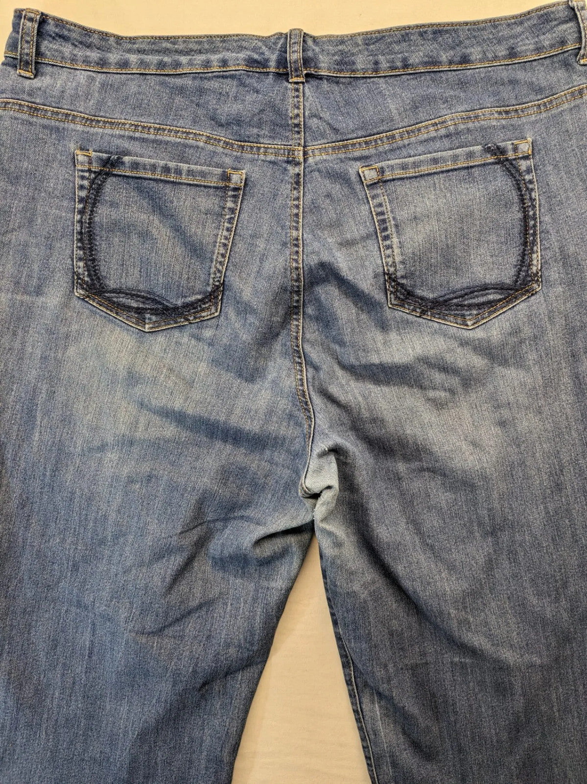 Gloria Vanderbilt blue straight jeans with slimming effect, made of stretch denim.