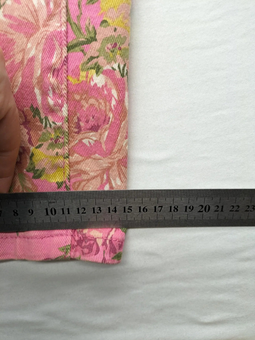 Crazy World floral straight jeans pink with 5-pocket design and slim fit.