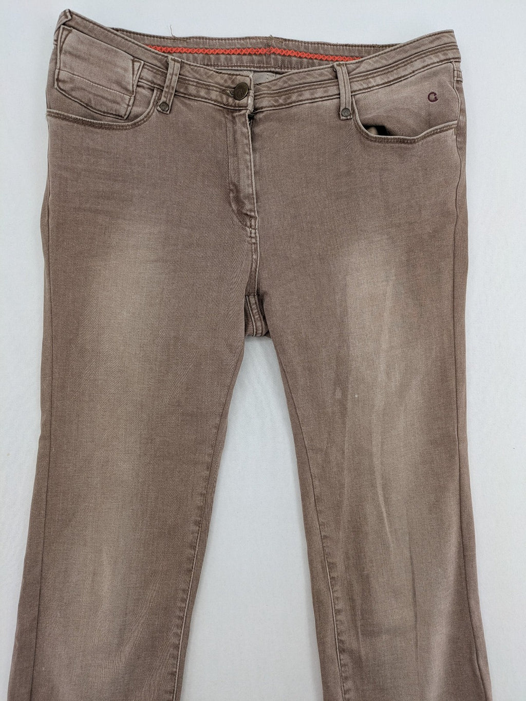 Comma brown straight leg jeans with classic five-pocket design and subtle logo embroidery.