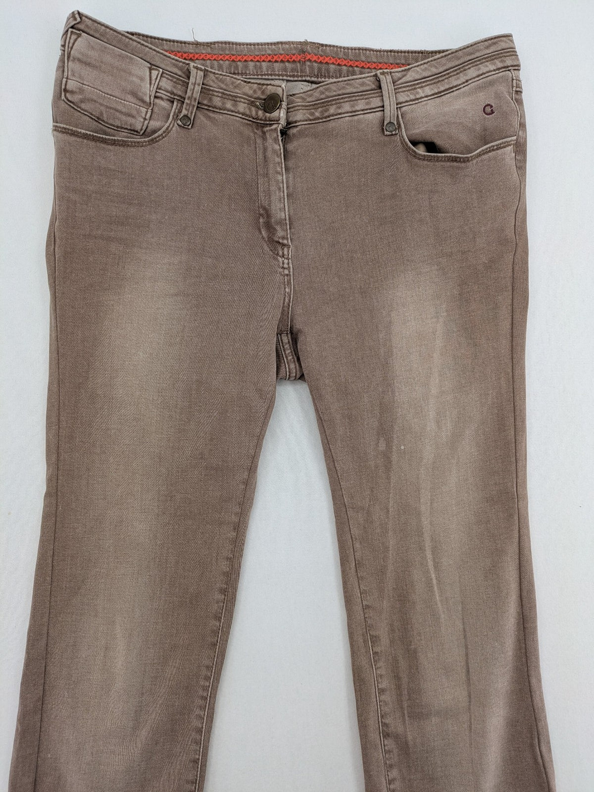 Comma brown straight leg jeans with classic five-pocket design and subtle logo embroidery.