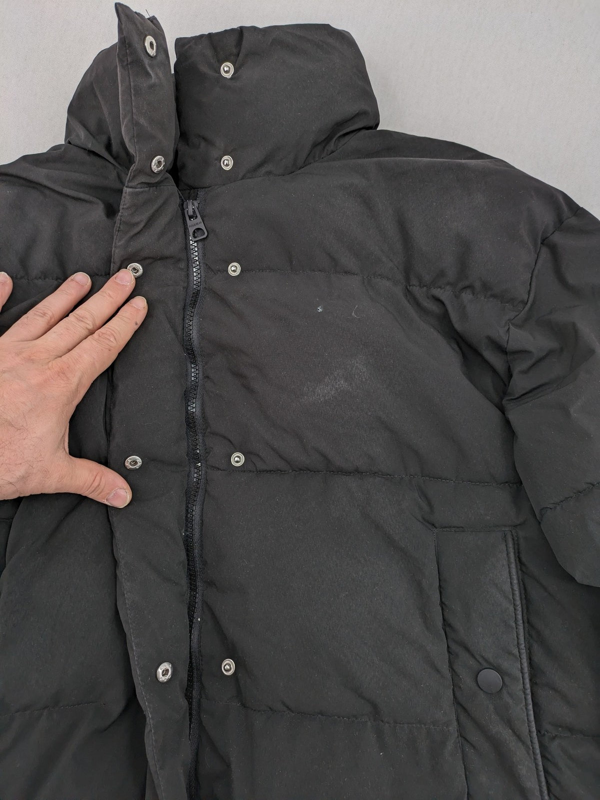 Pull&Bear black puffer coat with high collar, fleece lining, and quilted design.