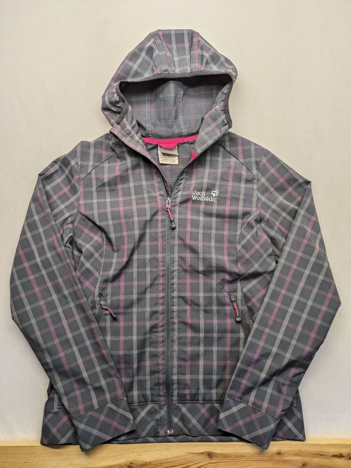 Jack Wolfskin pink softshell jacket grey check pattern, Flex Shield technology, hooded.