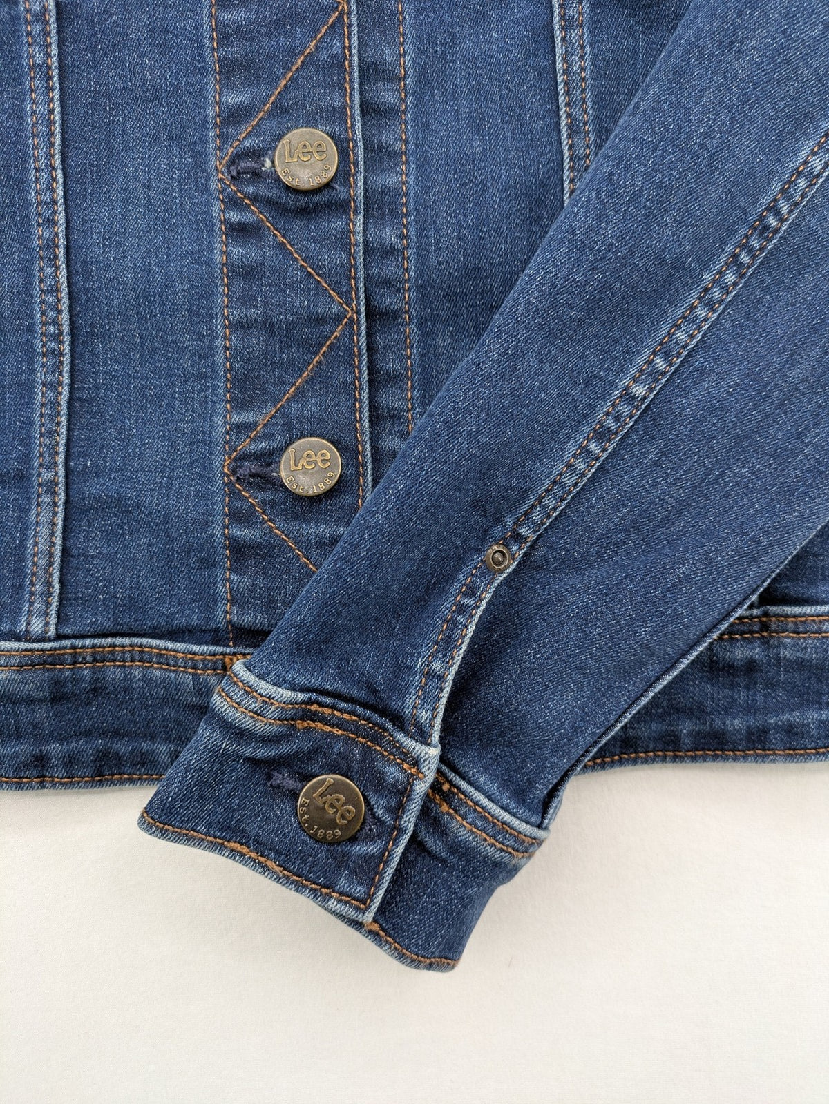 Lee blue denim jacket classic slim fit with button closure and chest pockets