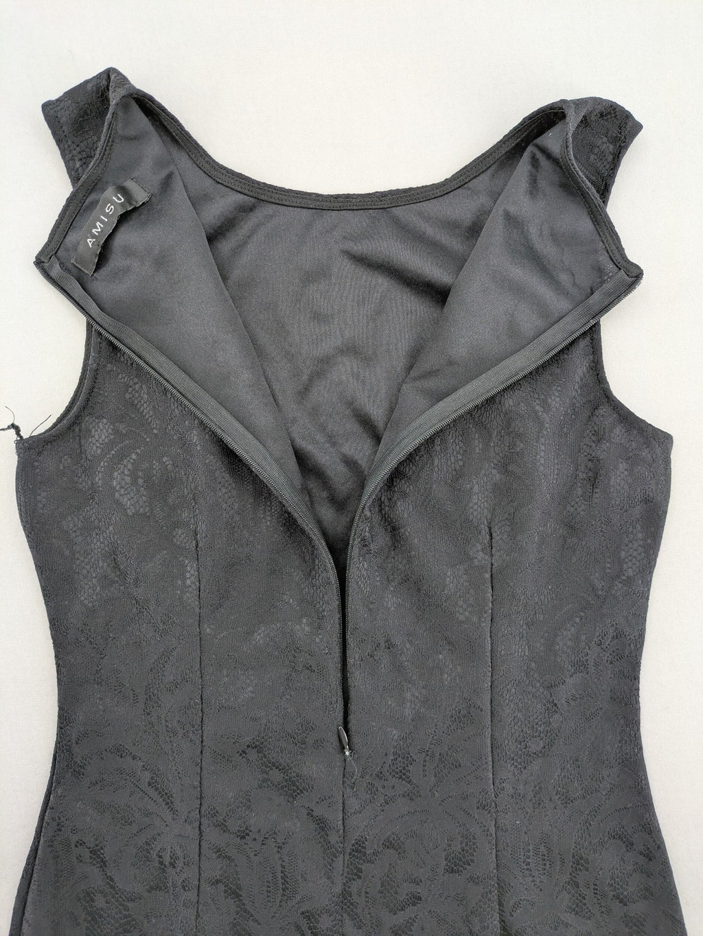 Amisu grey bodycon dress with jacquard pattern and sleeveless design.