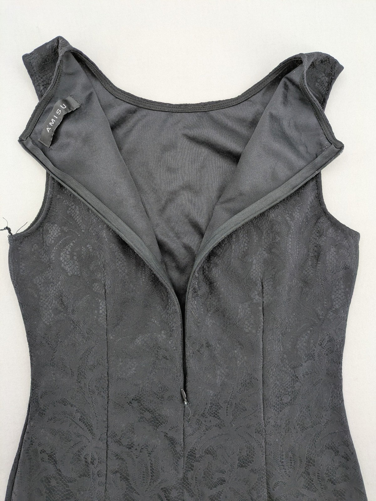 Amisu grey bodycon dress with jacquard pattern and sleeveless design.