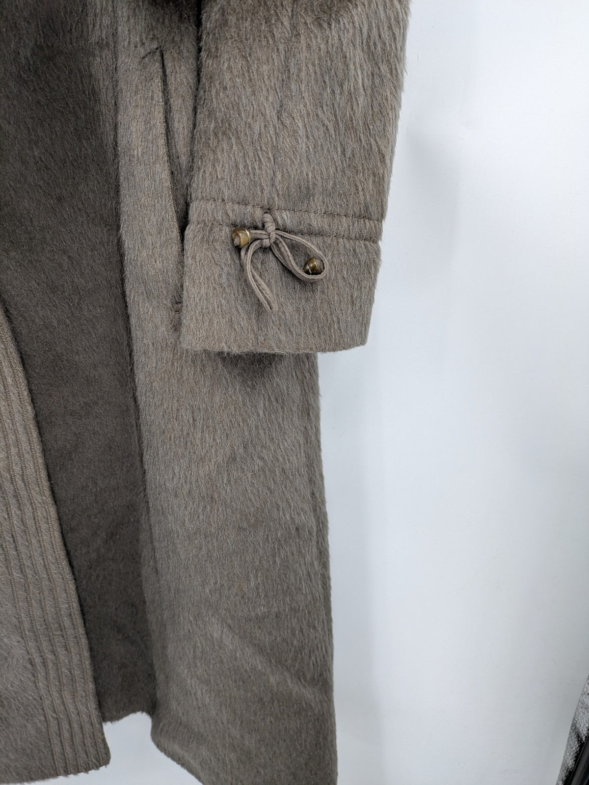 Lama brown vintage coat with fur collar, textured llama-mohair blend, elegant silhouette.