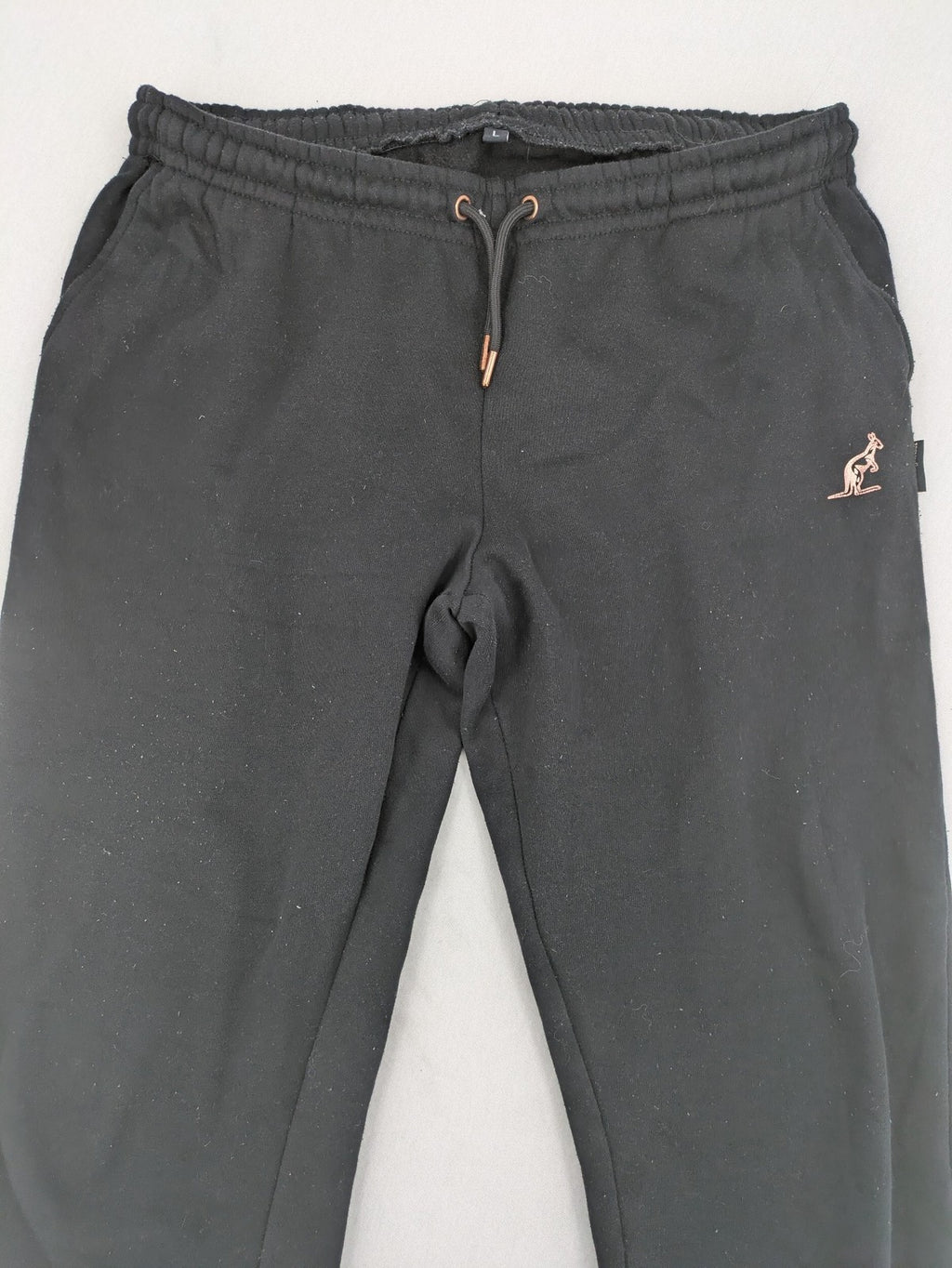 Kuyruun black jogging pants with kangaroo logo, elastic waistband, and ribbed cuffs.