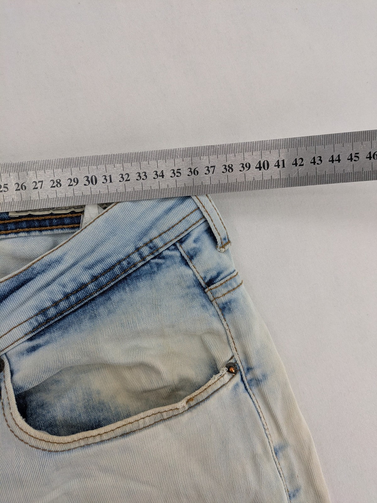 Zara Man blue skinny jeans with acid wash and classic five-pocket design.
