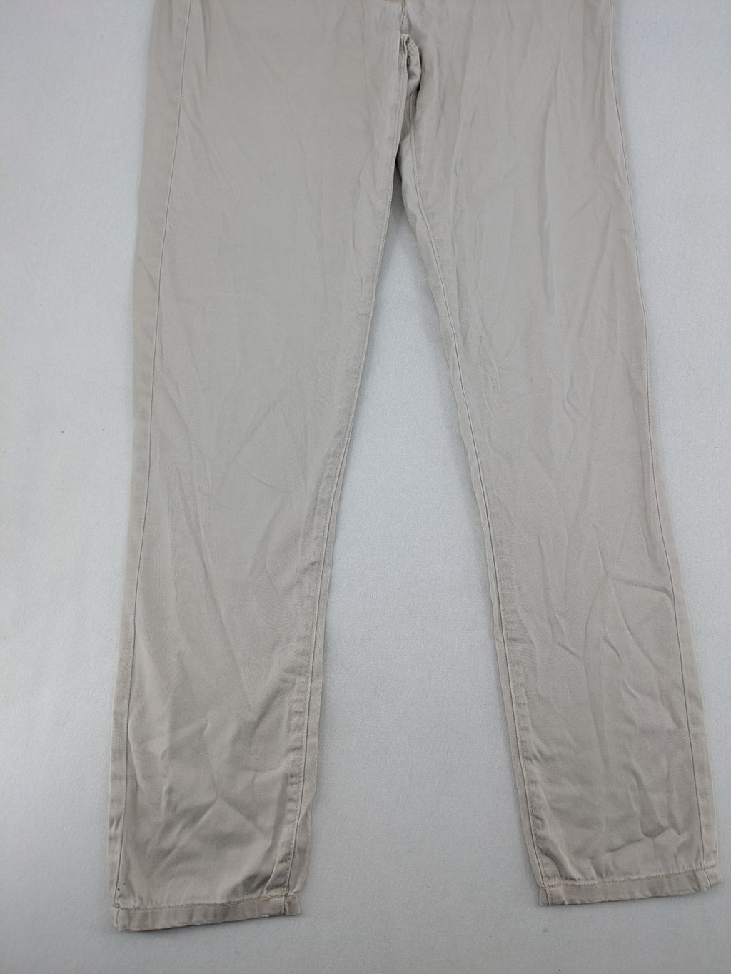 Flame beige chino pants with straight leg and classic button closure.