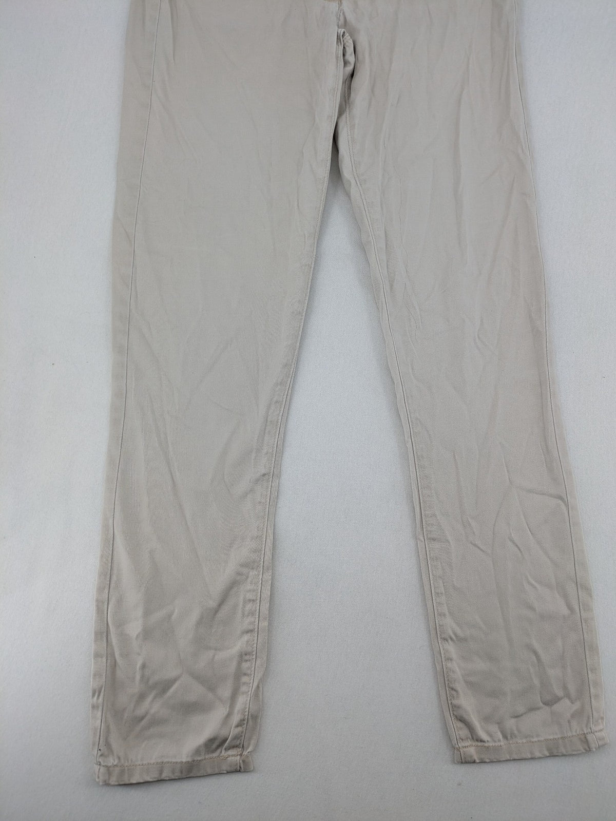 Flame beige chino pants with straight leg and classic button closure.