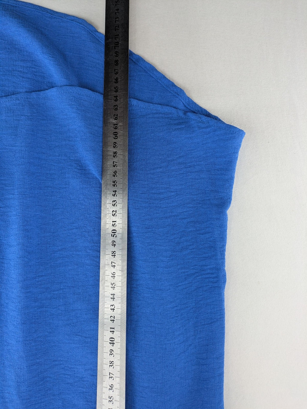 Amisu blue sleeveless blouse with classic collar, button placket, and high-low hem.