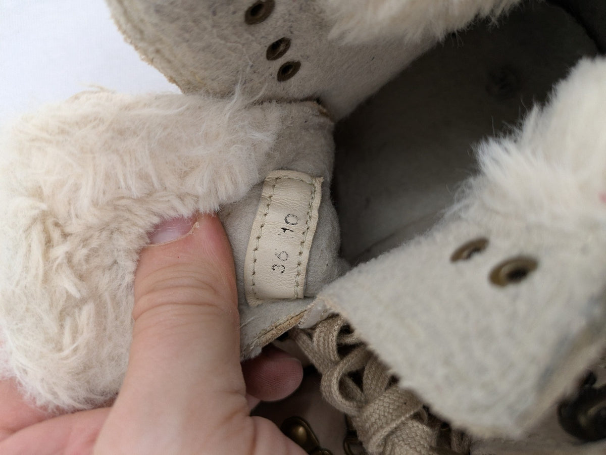 Lasocki beige winter boots size 36, warm faux fur lining, sturdy lace-up design.