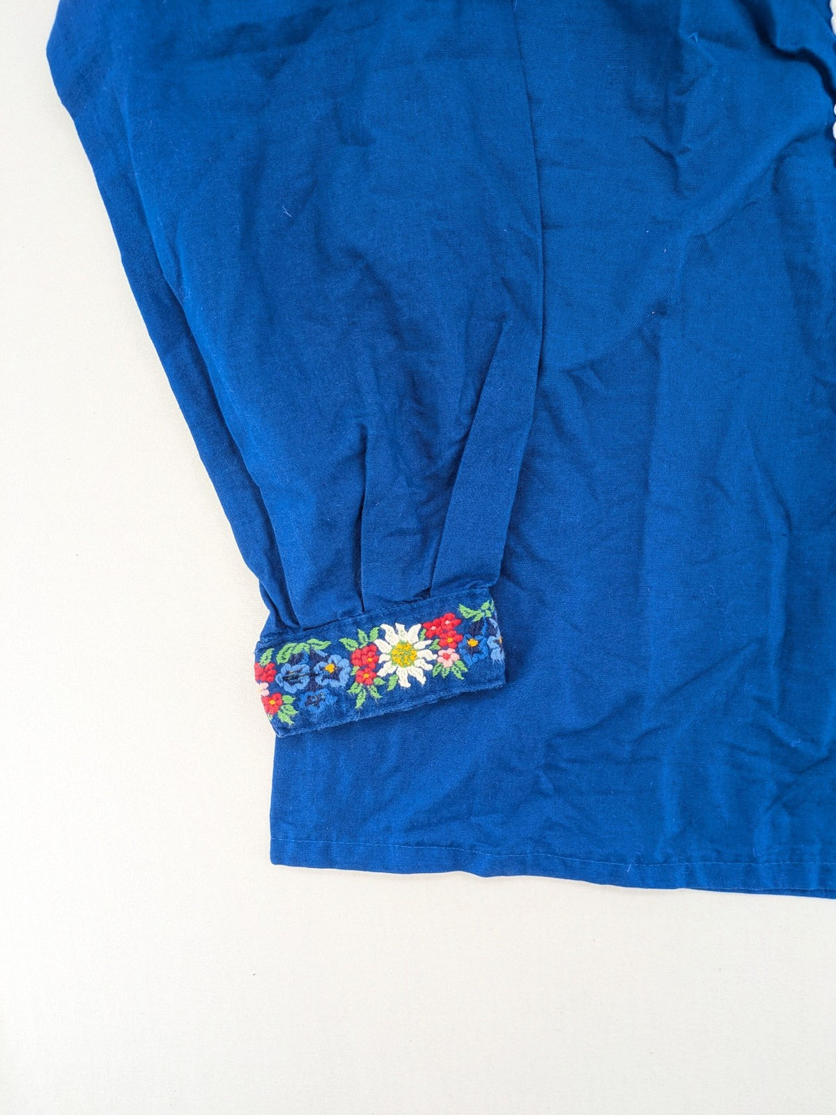 Damen multi dirndl blouse blue with floral and edelweiss embroidery, 100% cotton.