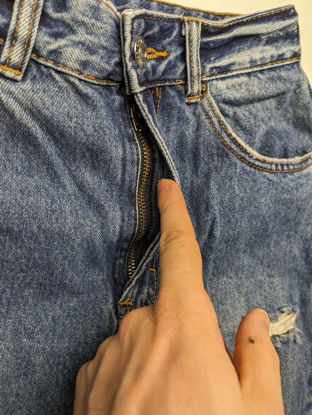 Pull&Bear blue mom jeans high-waist with distressed rips and 100% cotton fabric.