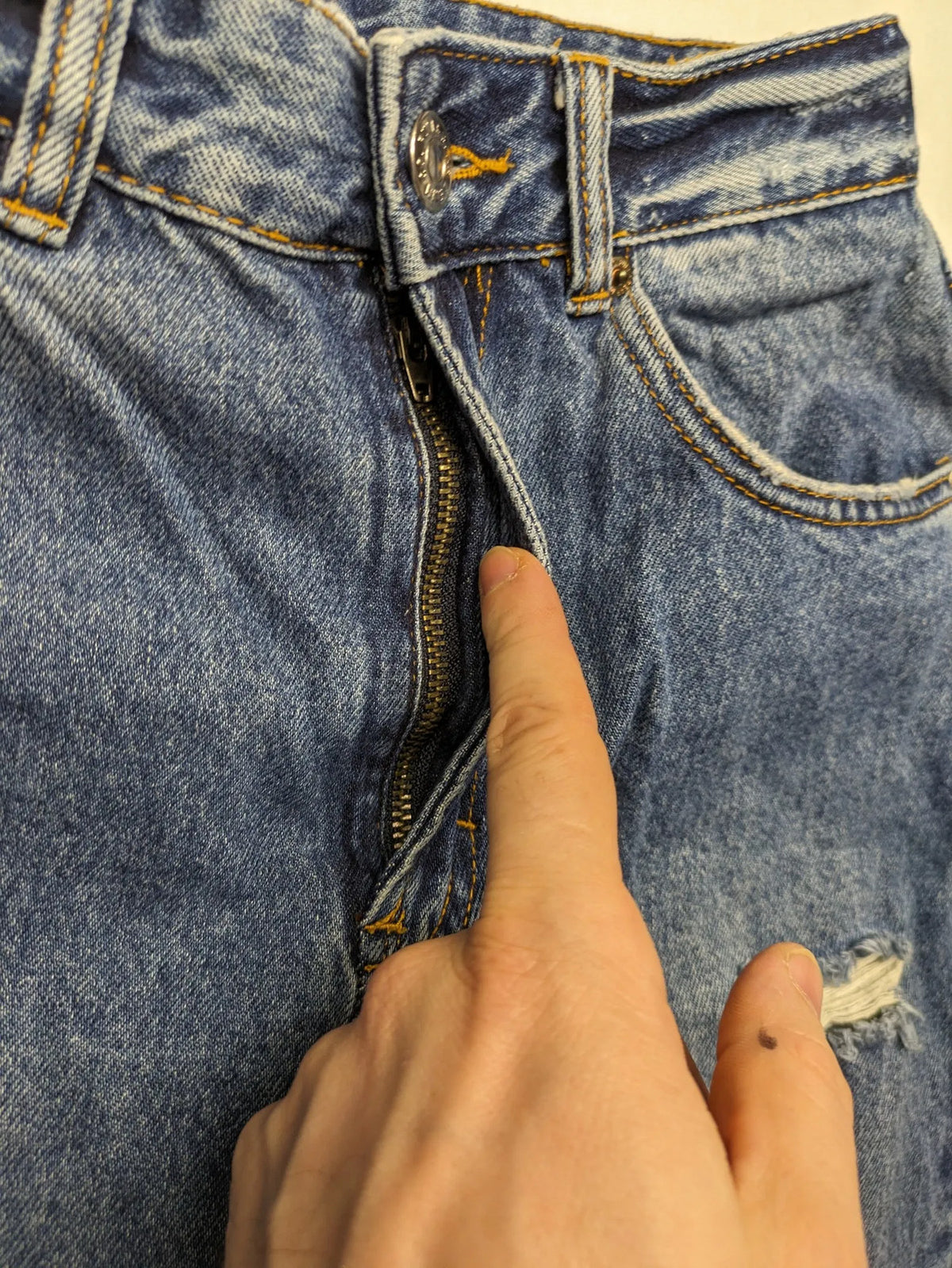 Pull&Bear blue mom jeans high-waist with distressed rips and 100% cotton fabric.