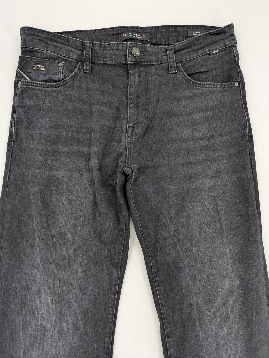 Mavi straight jeans black washed denim with subtle stretch and classic design.