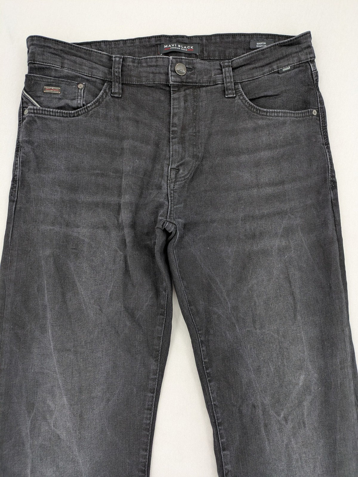 Mavi straight jeans black washed denim with subtle stretch and classic design.