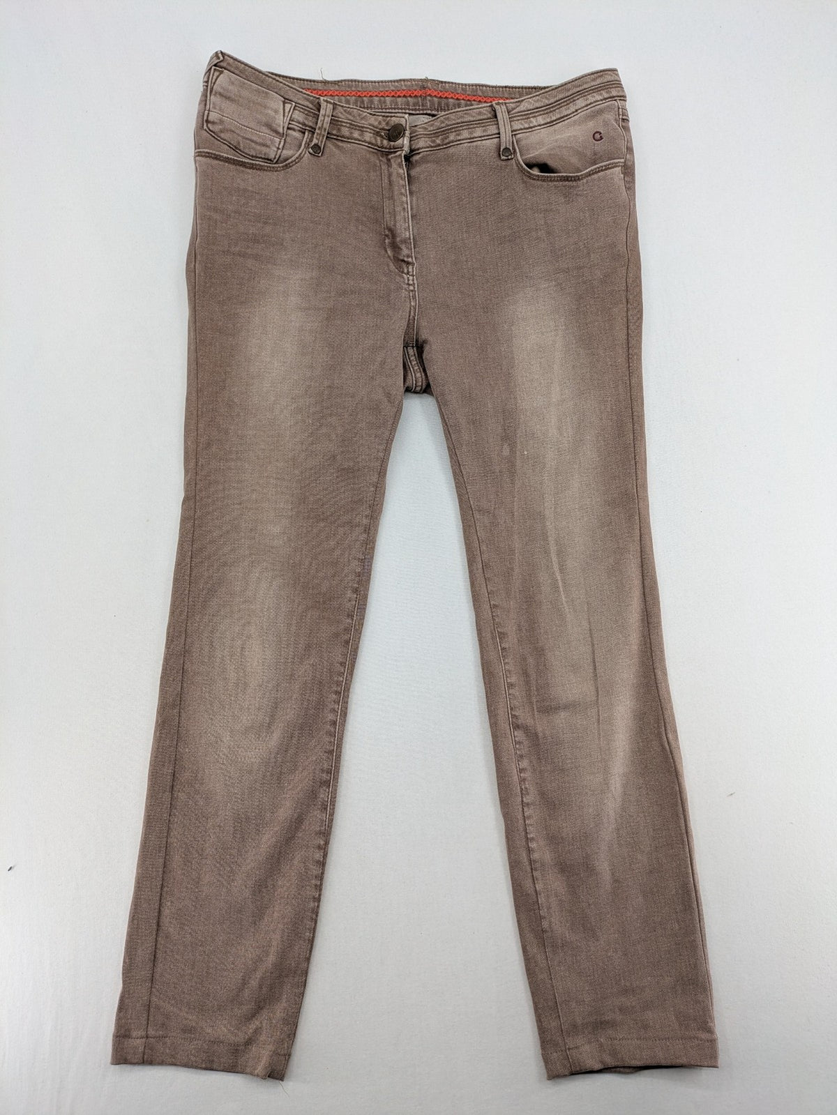 Comma brown straight leg jeans with classic five-pocket design and subtle logo embroidery.