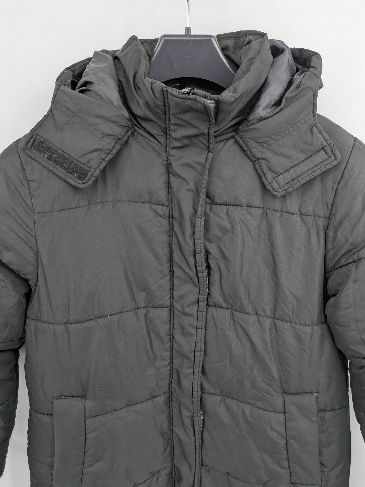 Zeeman grey quilted coat size 38 with hood and side snap buttons.