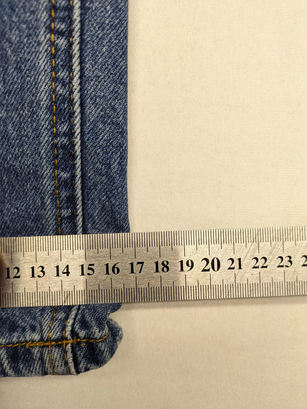 Pull&Bear blue mom jeans high-waist with distressed rips and 100% cotton fabric.