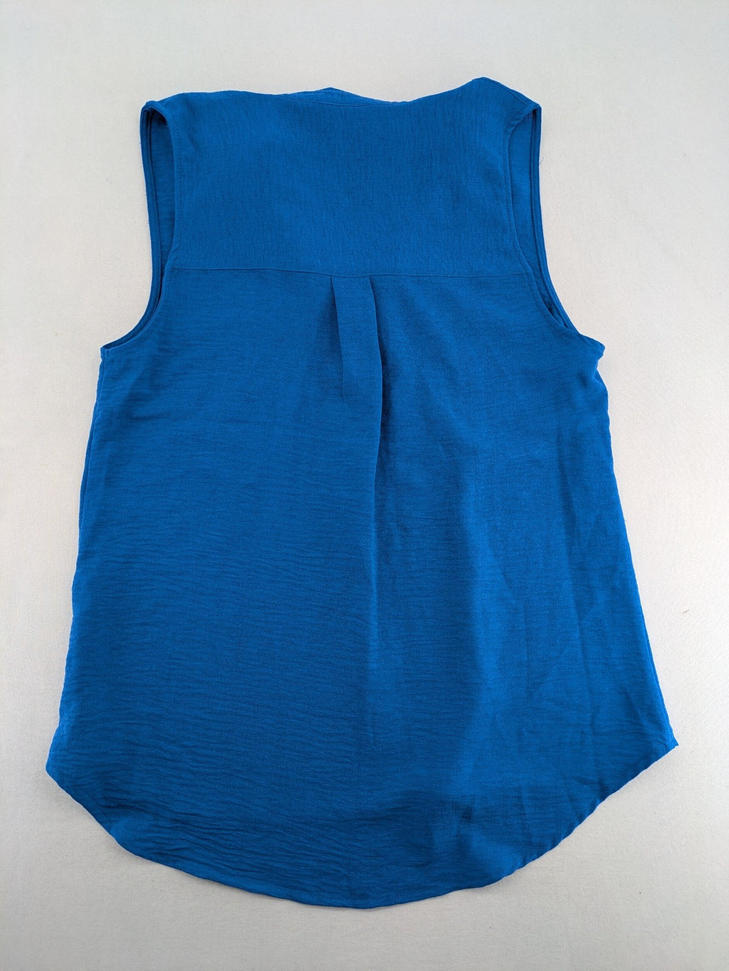 Amisu blue sleeveless blouse with classic collar, button placket, and high-low hem.