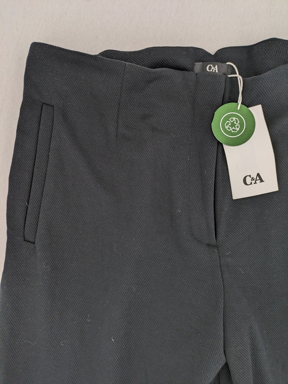 C&A grey culotte pants with wide leg and original tags, stylish and versatile.