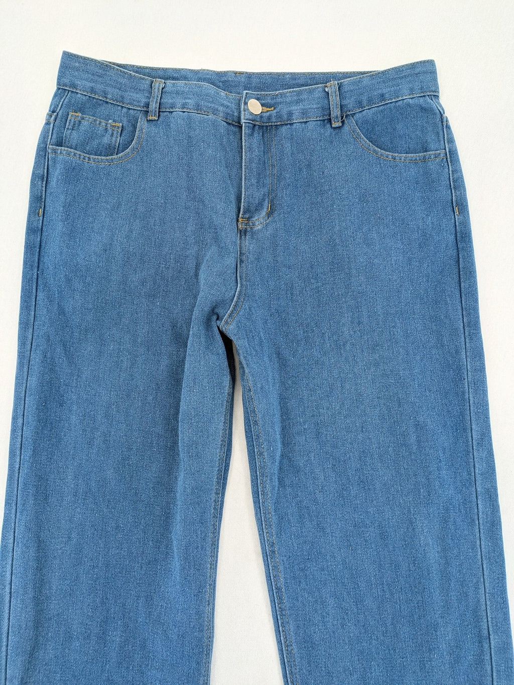 Straight Leg blue straight jeans high waist with classic denim material and button closure.