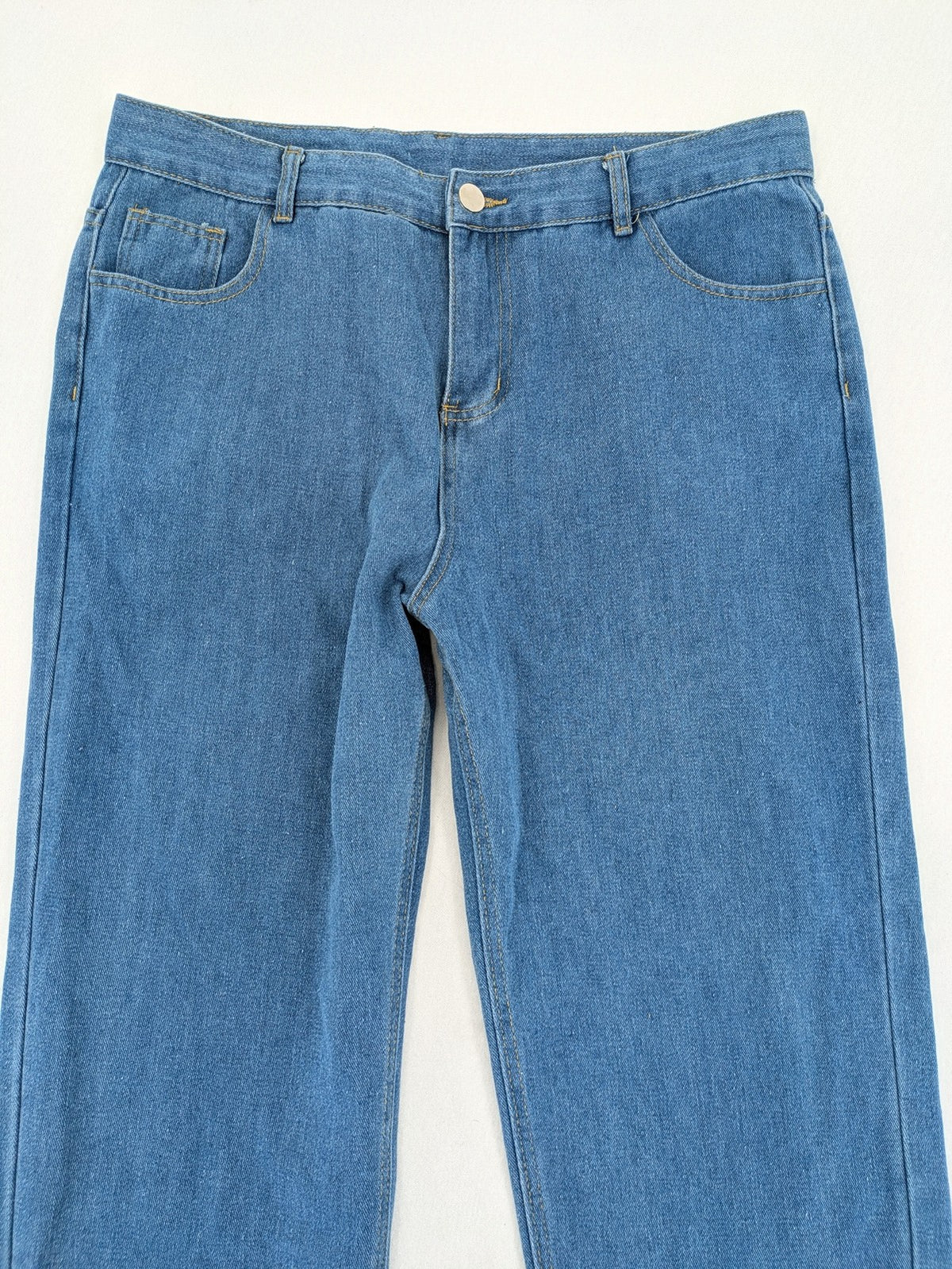 Straight Leg blue straight jeans high waist with classic denim material and button closure.