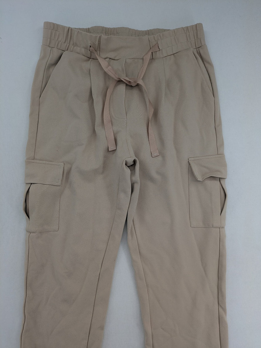 Señoritas Icon Deluxe beige jogger pants with elastic waistband and cargo pockets.