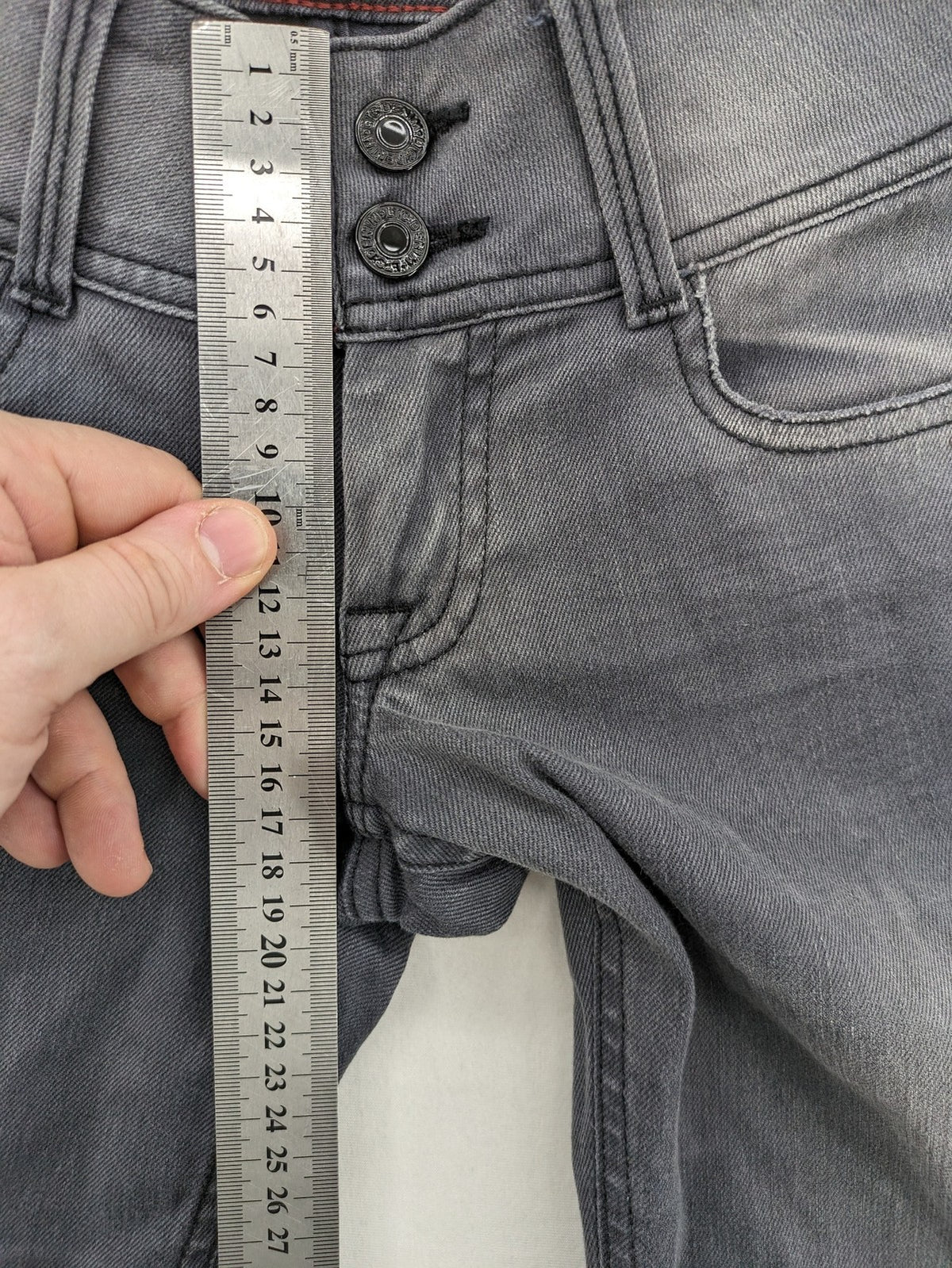 Le Temps des Cerises grey skinny jeans high waist with faded wash and logo detail.