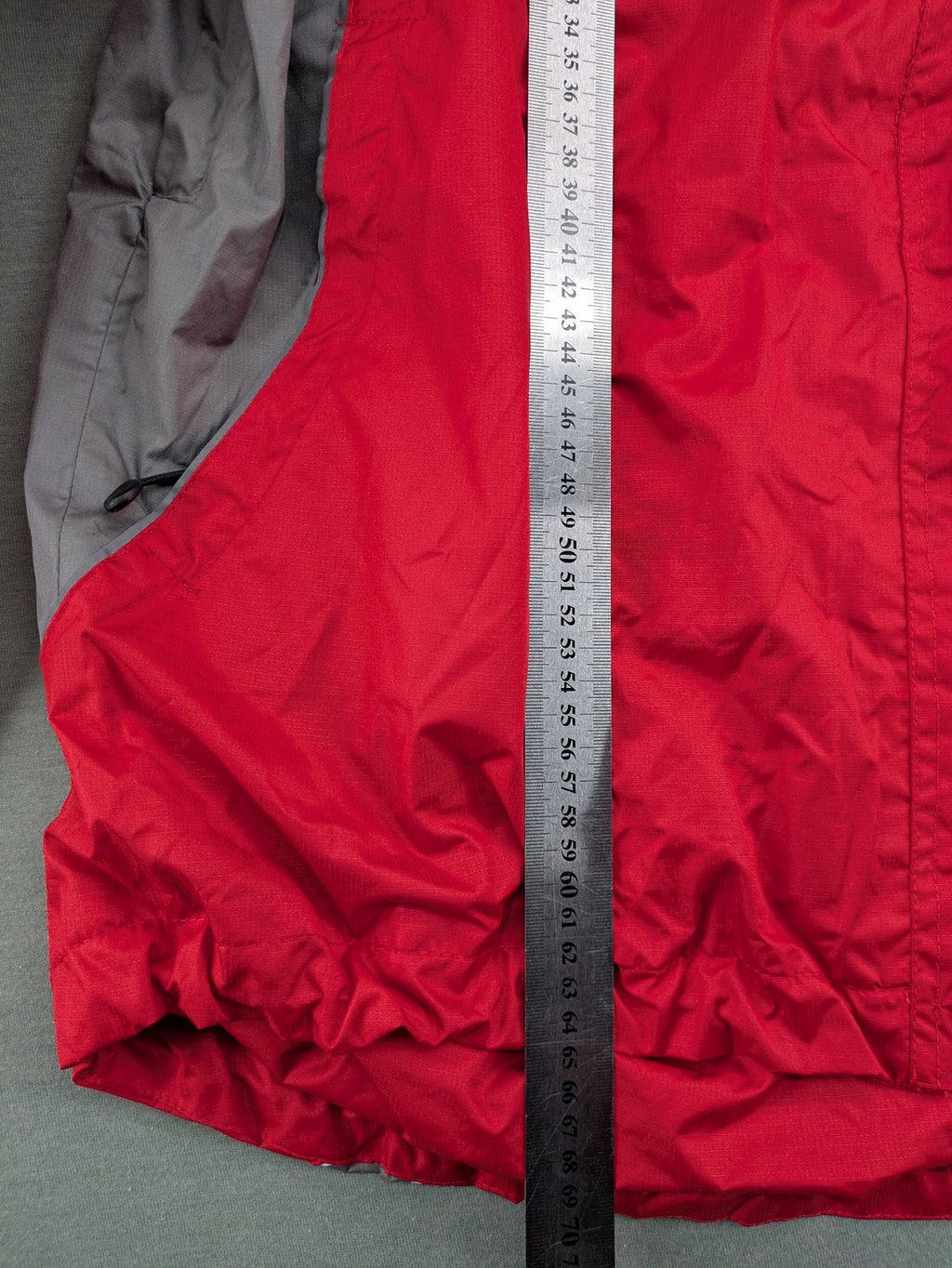 Movement Session grey and red windbreaker jacket with colorblock pattern and full zip.