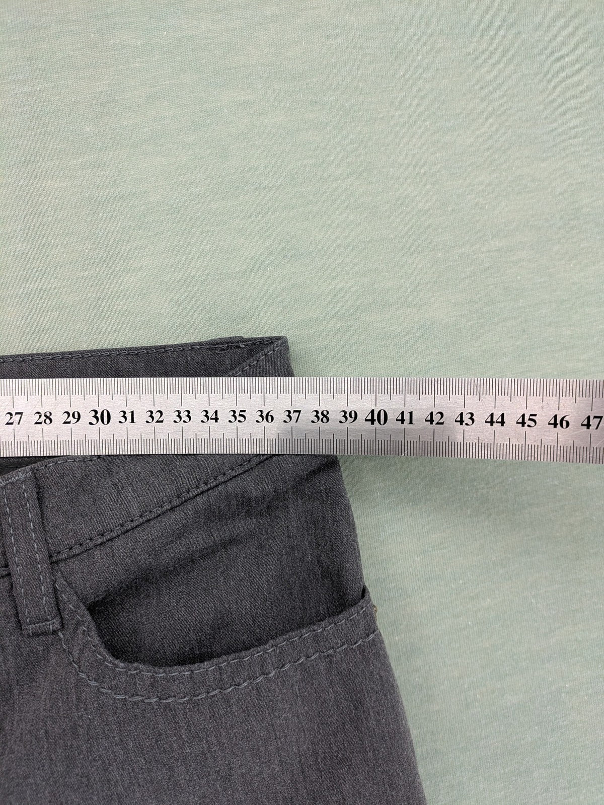 BRAX pants pink 5-pocket design with stretch material and logo detail.