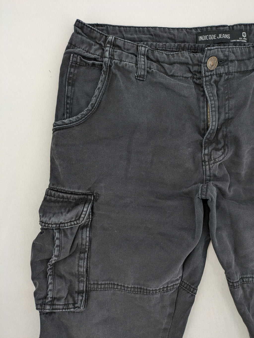 Indicode grey cargo pants with multiple pockets and durable cotton material.