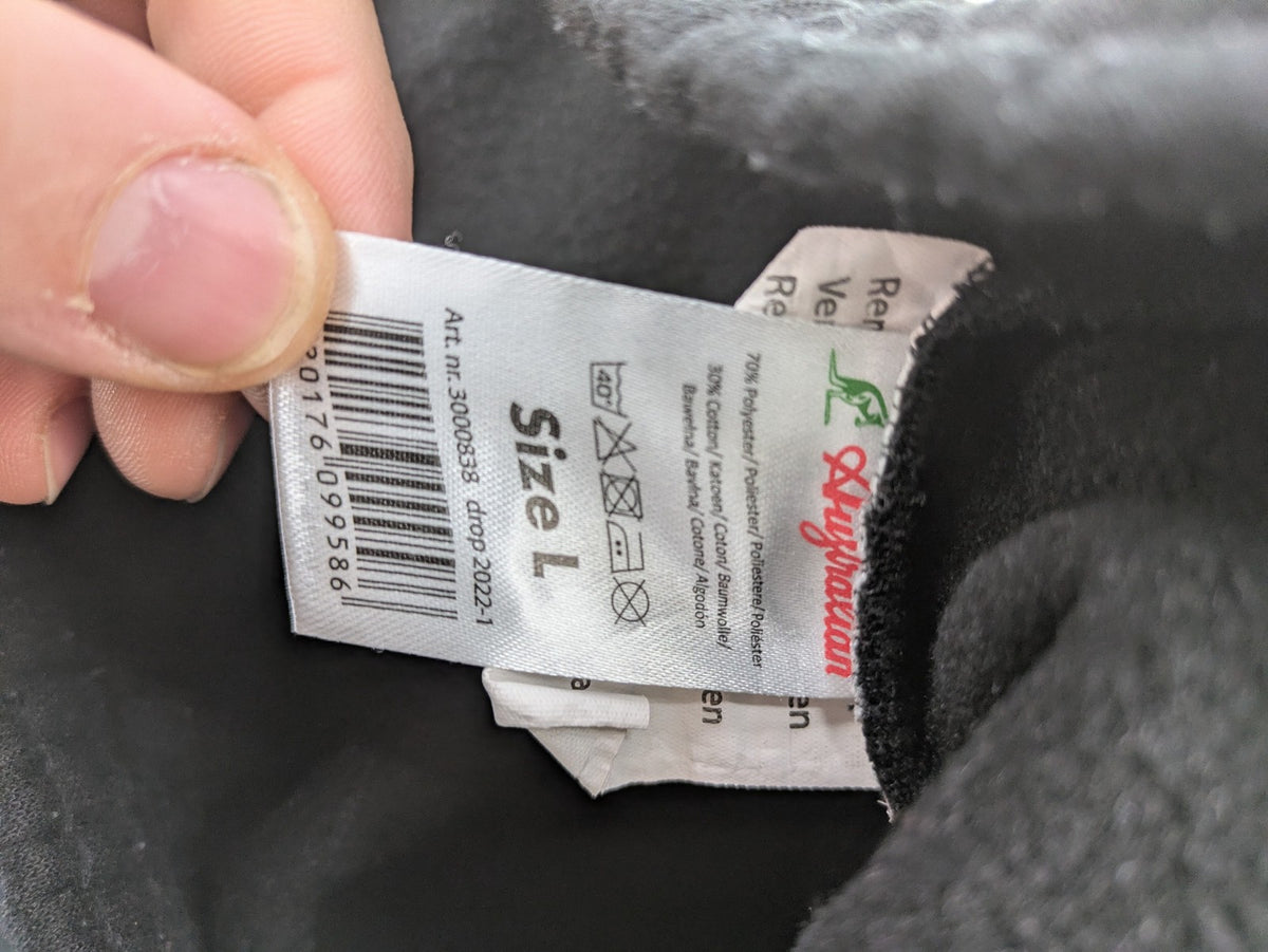 Kuyruun black jogging pants with kangaroo logo, elastic waistband, and ribbed cuffs.