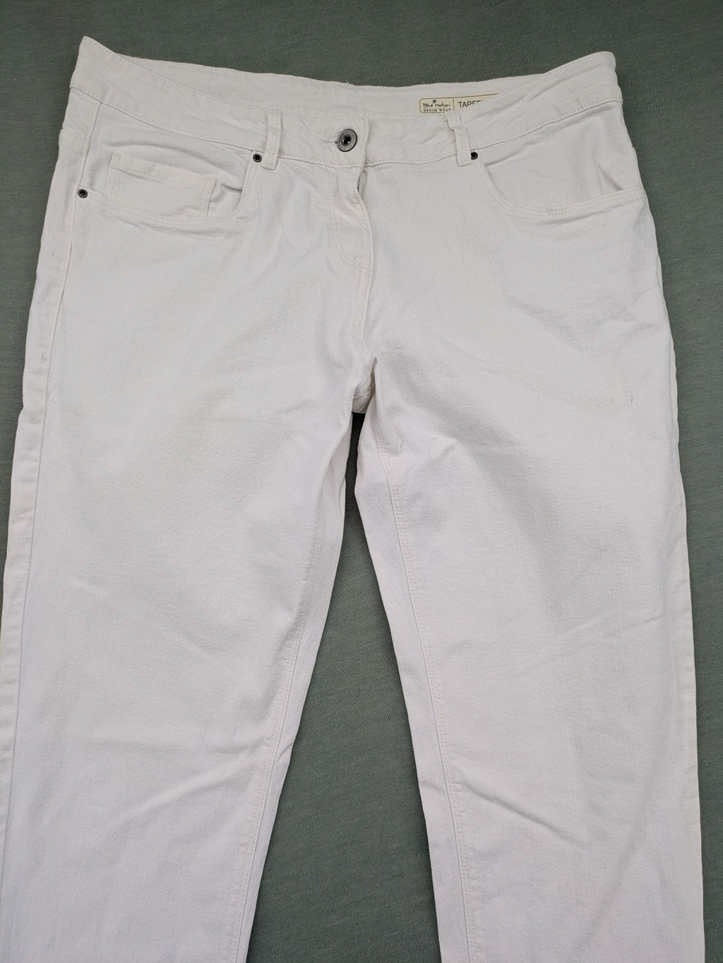 Blue Motion white tapered fit jeans with classic 5-pocket design and stretch cotton material.