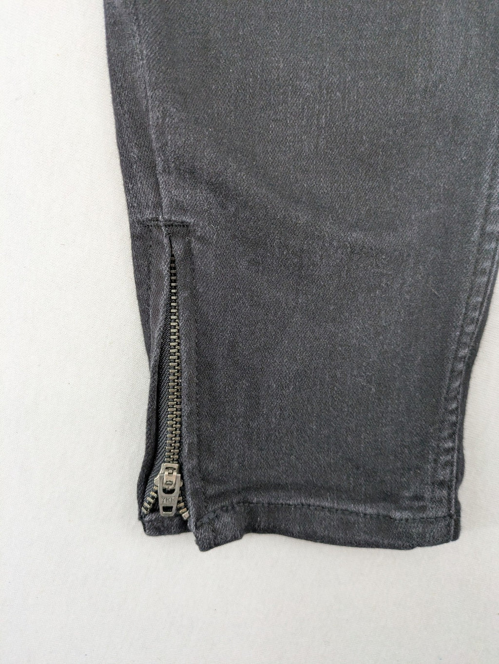 ONLY black skinny ankle jeans with zipper details and classic 5-pocket design.