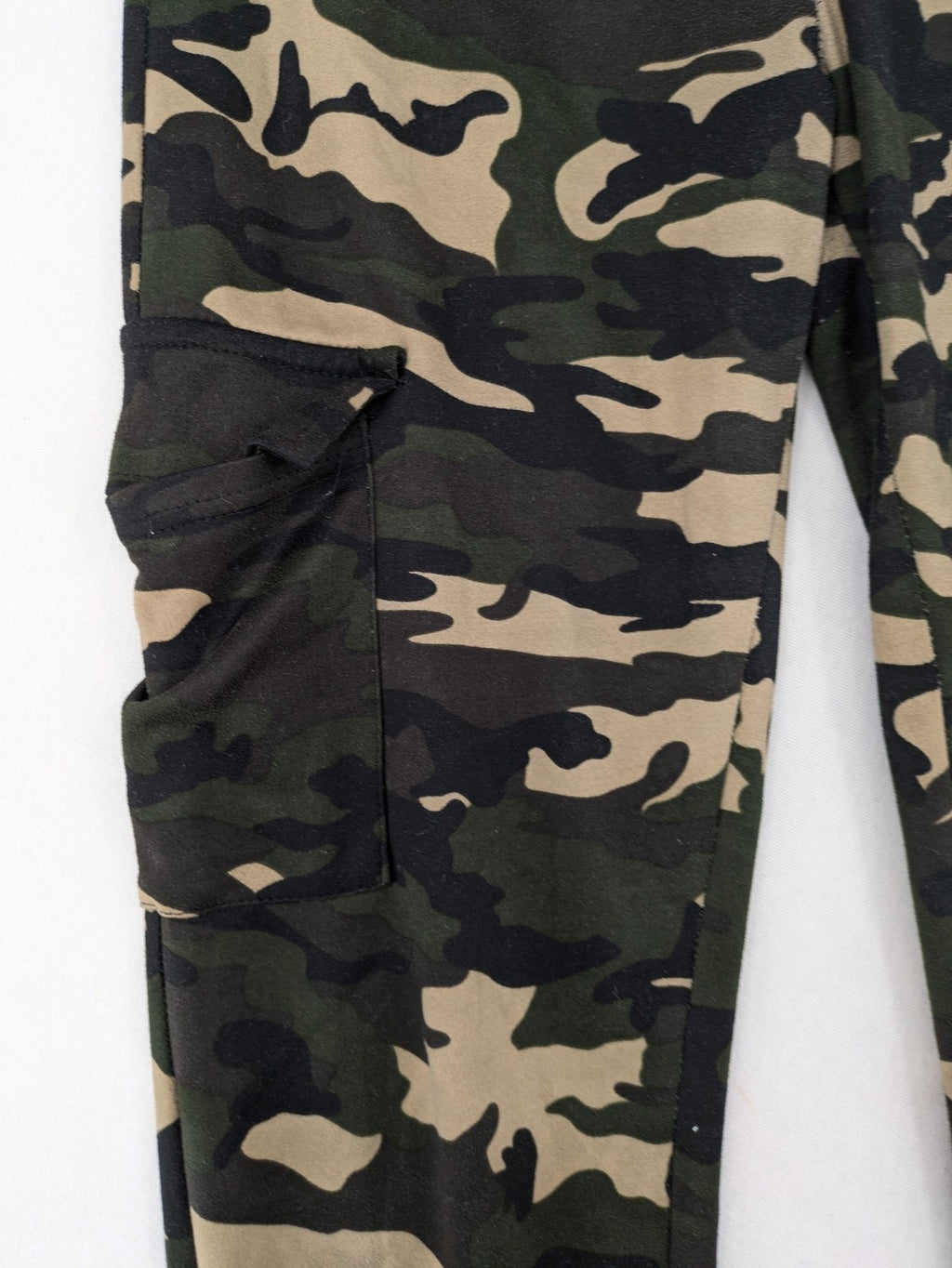 Cargo hunting & tactical pants beige cream camouflage pattern with side pockets and elastic cuffs.