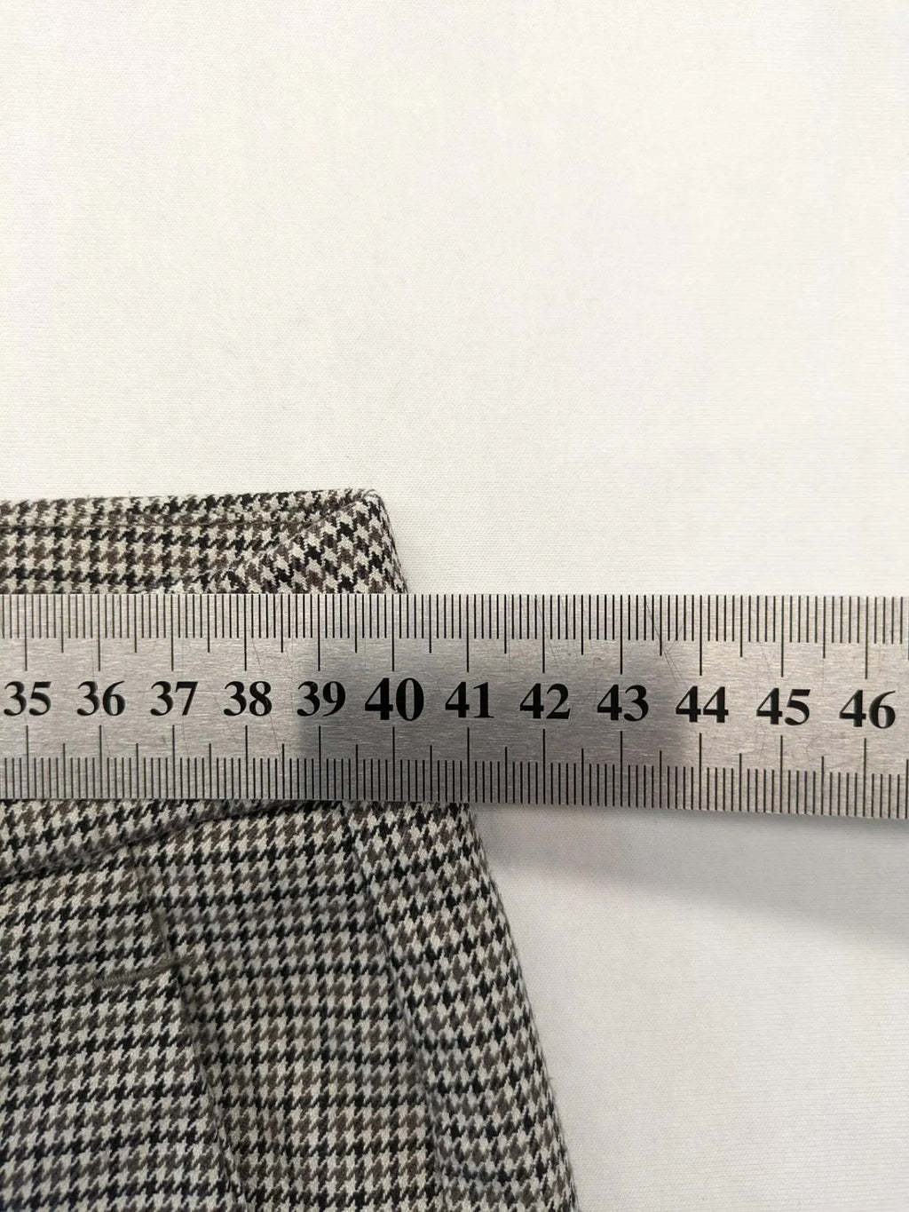 H&M beige pants houndstooth pattern with black and brown tones, stretchy material.