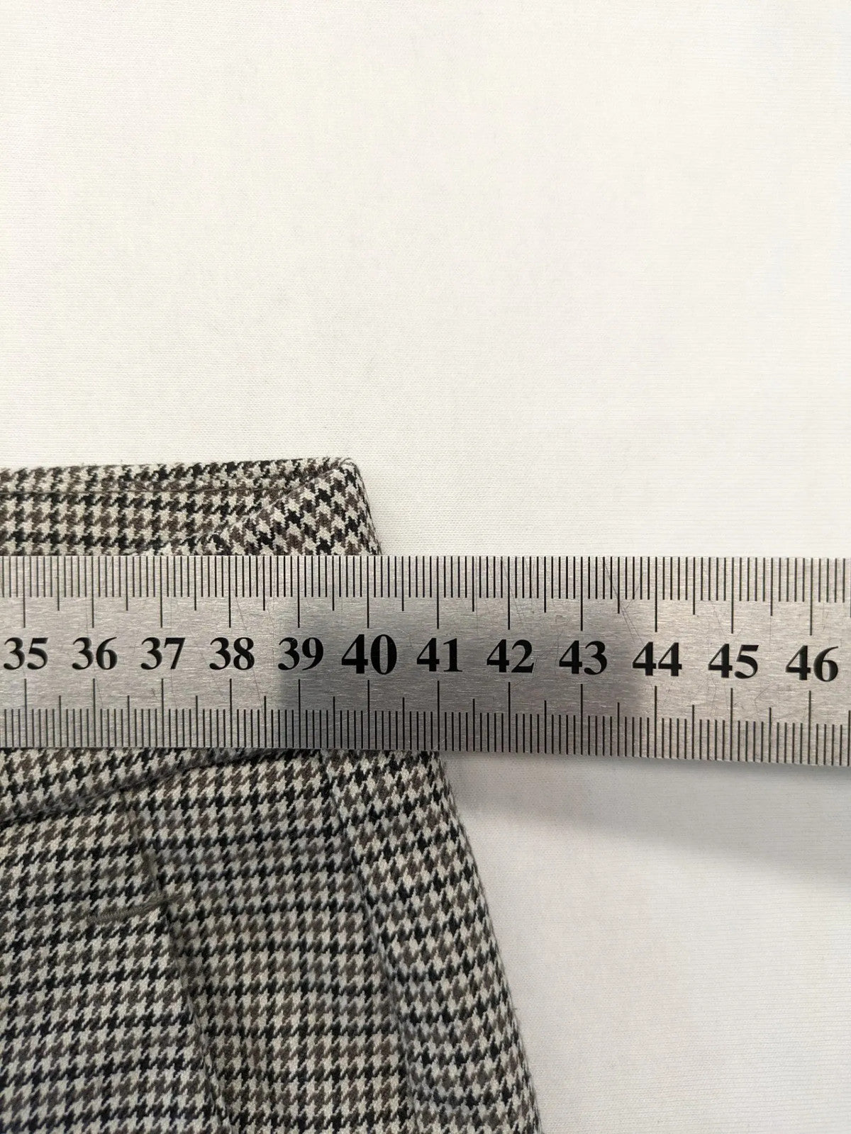 H&M beige pants houndstooth pattern with black and brown tones, stretchy material.