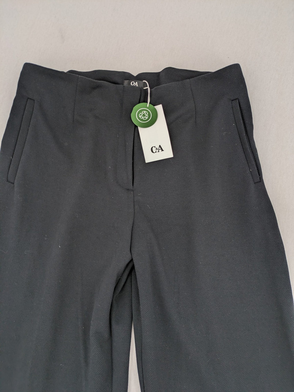 C&A grey culotte pants with wide leg and original tags, stylish and versatile.