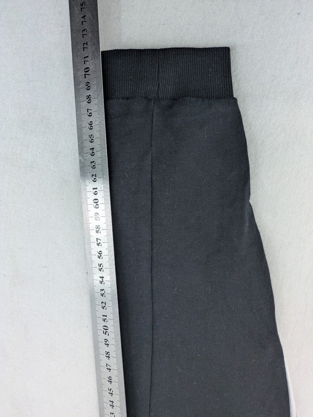 Baumwolle black pants with PlayStation logo tape, elastic waistband, cotton material.