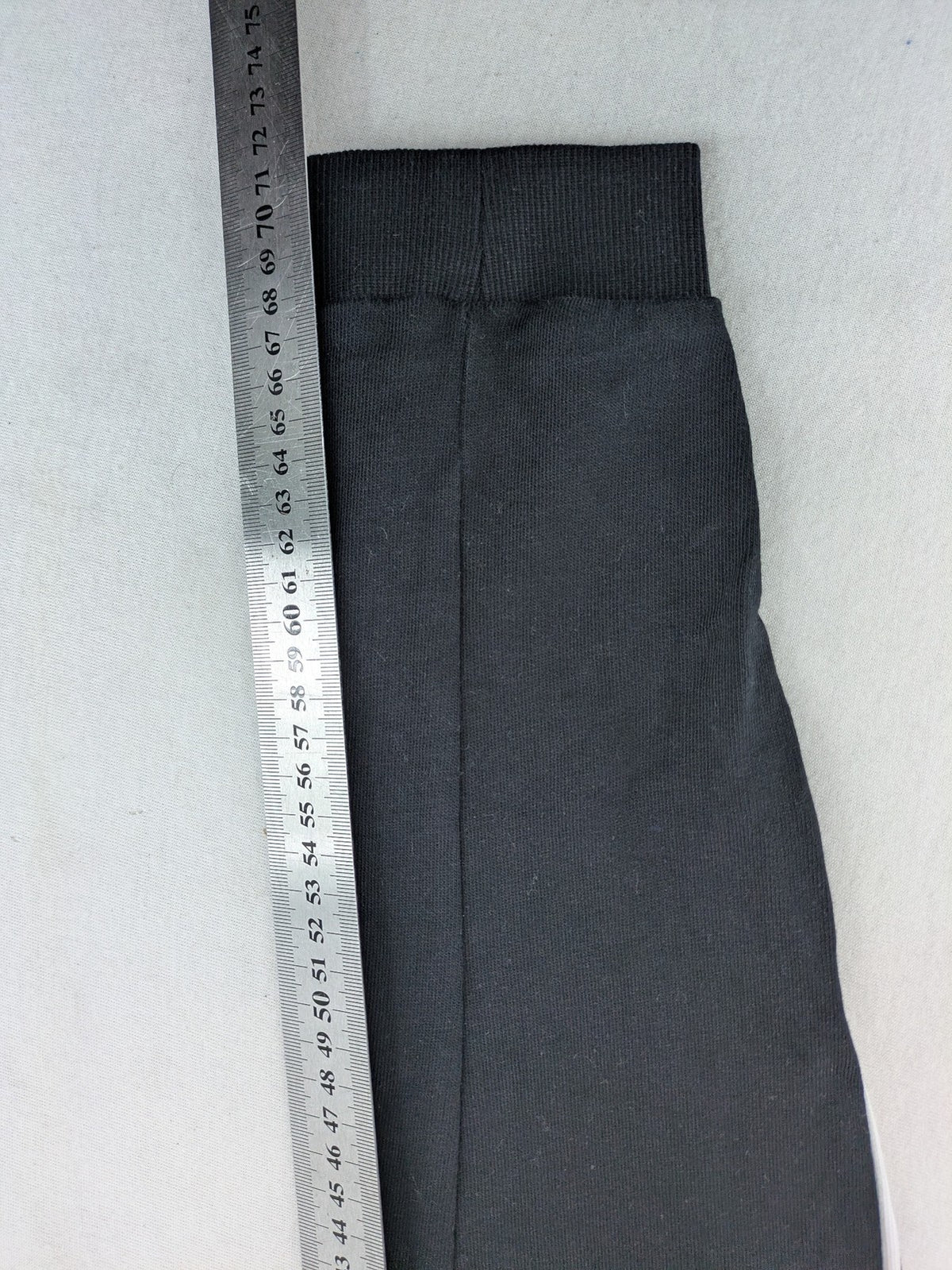 Baumwolle black pants with PlayStation logo tape, elastic waistband, cotton material.