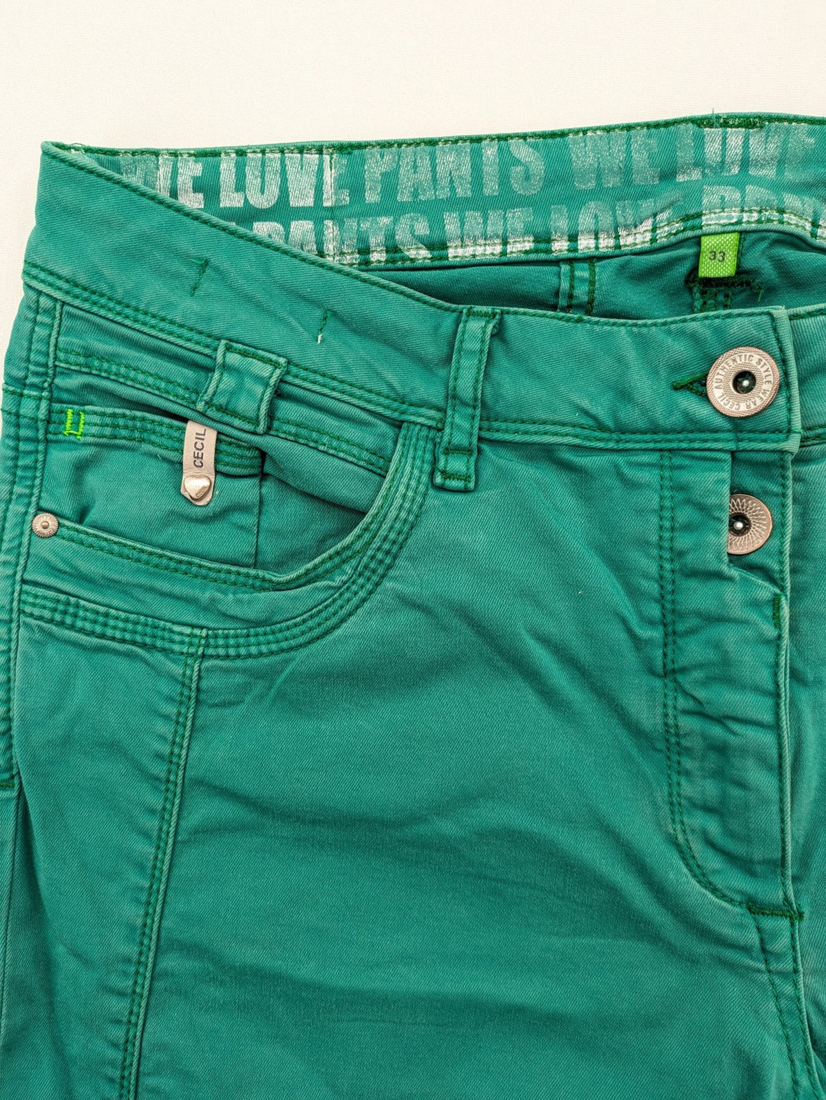 Cecil green straight jeans with classic 5-pocket design and distinctive stitching details.
